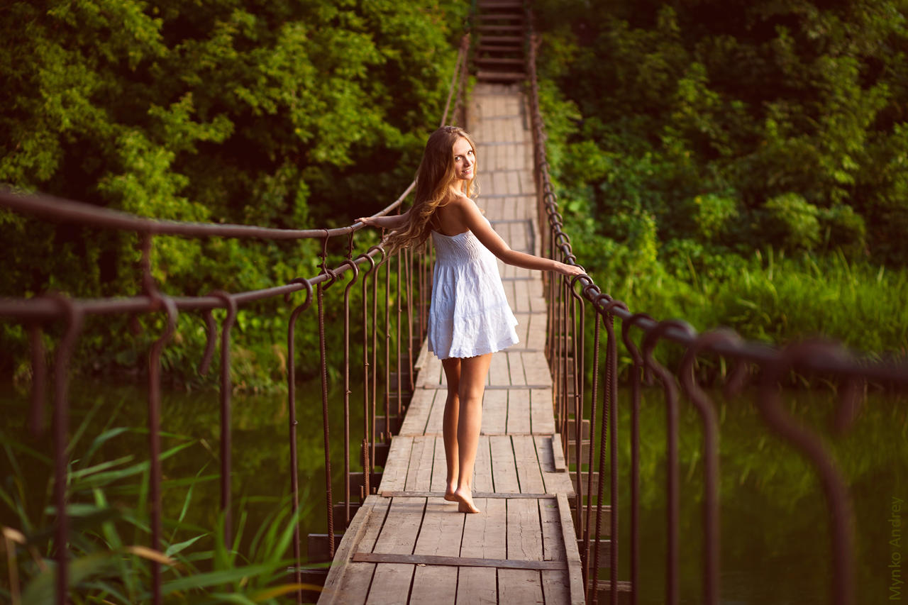 Девушка на подвесном мосту