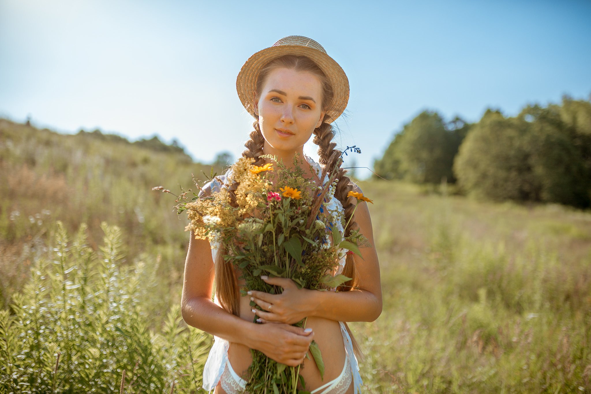 Фотограф цветов. Девушка с букетом полевых цветов. Девушка с полевыми цветами. Девушка в поле. Фотосессия с полевыми цветами.