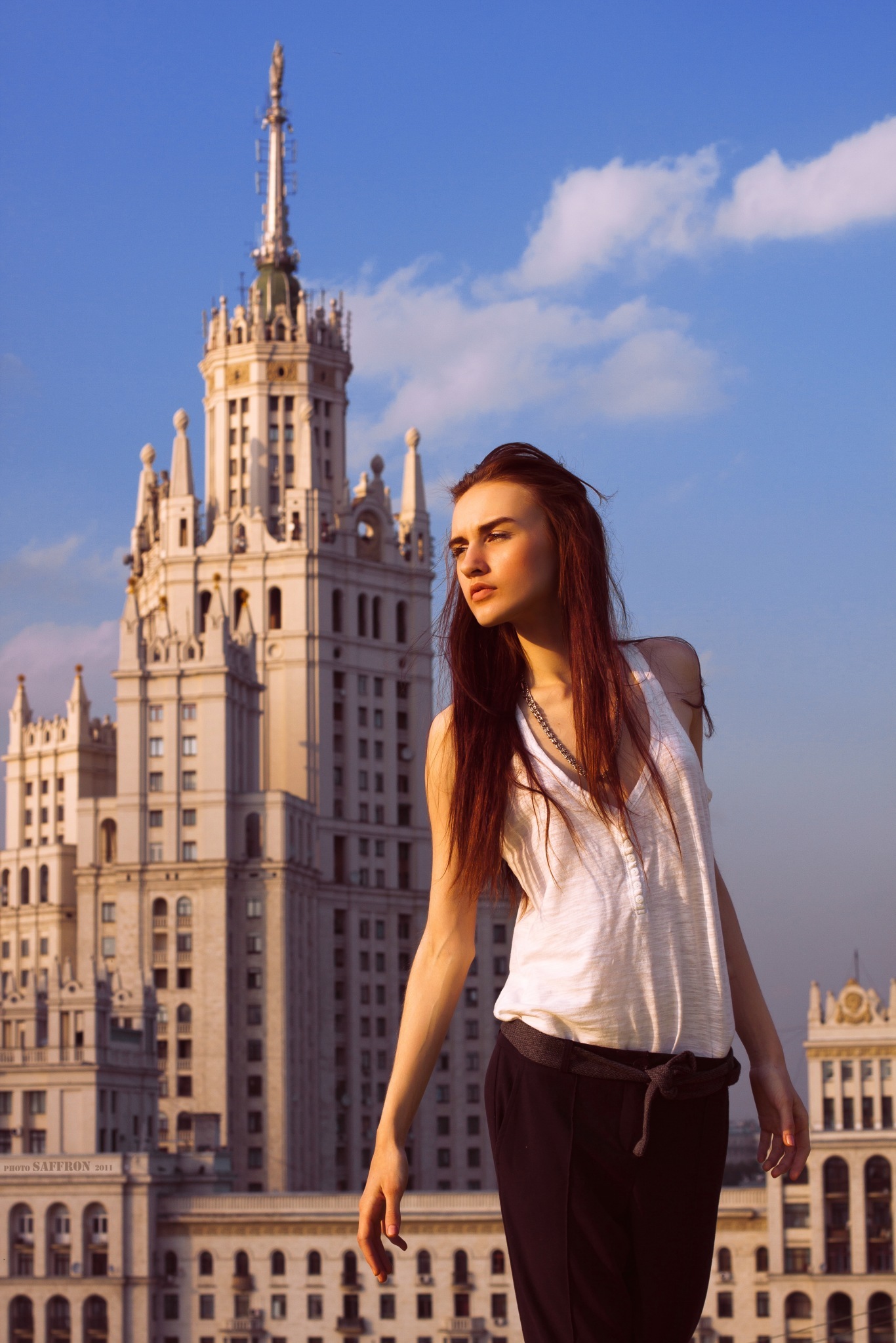 Модели москвы фото. Фотосессия на фоне зданий. Девушки Москвы. Девушка на фоне здания. Фон для фотосессии.