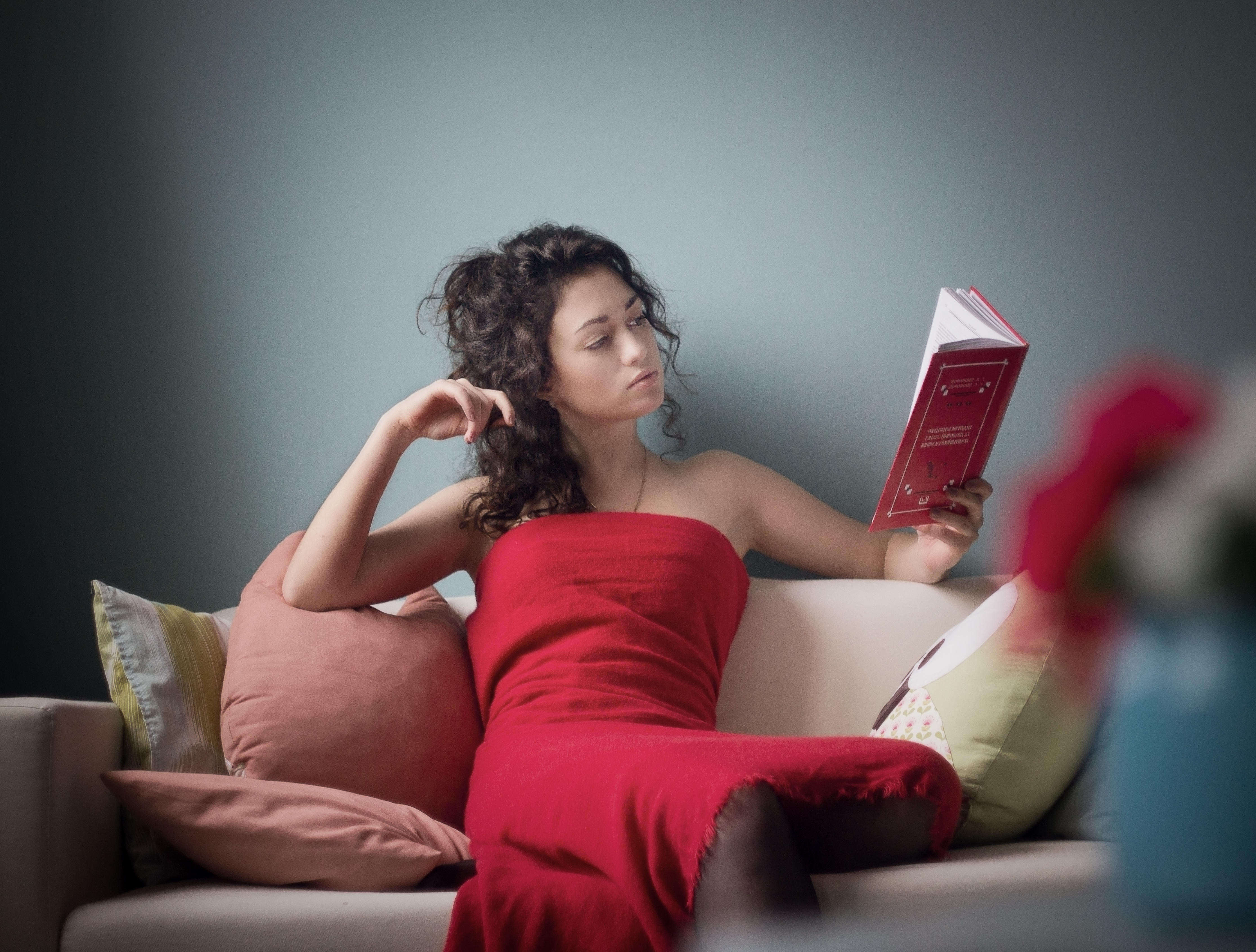 Сидящая женщина с книгой