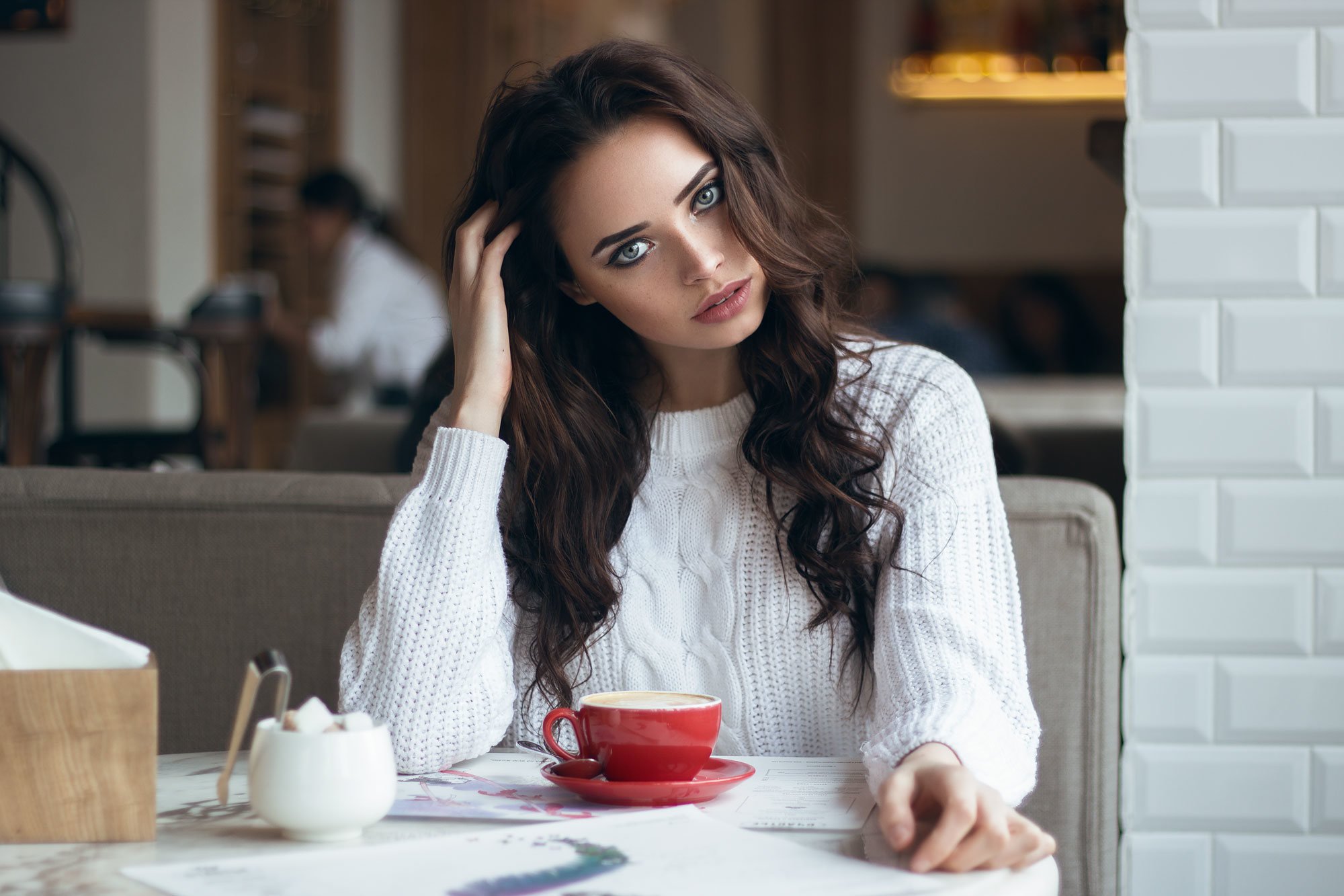 Фото девушек с кофе. Девушка с кофе. Девушка в кафе. Красивая девушка в кафе. Фотосет в кофейне.