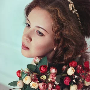 Headpiece, Hairstyle, Lady, Hair accessory, Beauty, Long hair, Flower, Lip, Flower Arranging