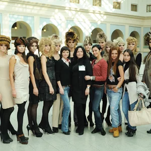 в париках))