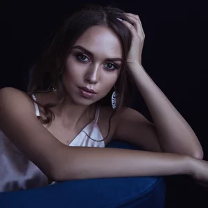 Лицо, Красота, Модель, Модели мода , Длинные волосы, Глаз, Сидит