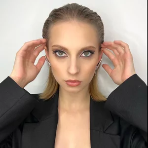 Julia Bak picture