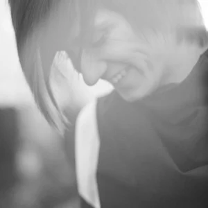 V's photo