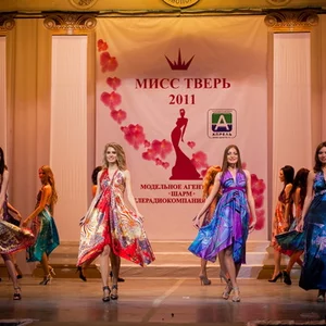 Дефиле в летних платьях