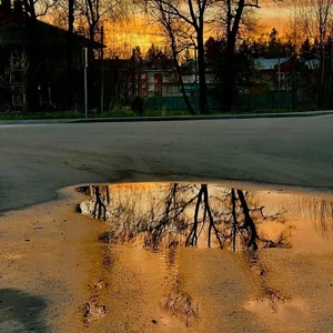 Закат лазерного пожара в отражении лужи.