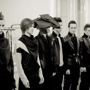 V's photo