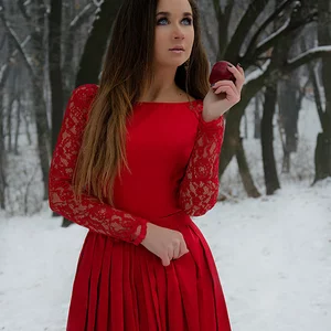 портрет, пленэр, зима, парк, снег, девушка, красное платье, яблоки