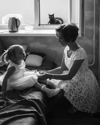 Snapshot, Child, Black-and-white, Monochrome, Sitting, Room, Reading, Monochrome photography