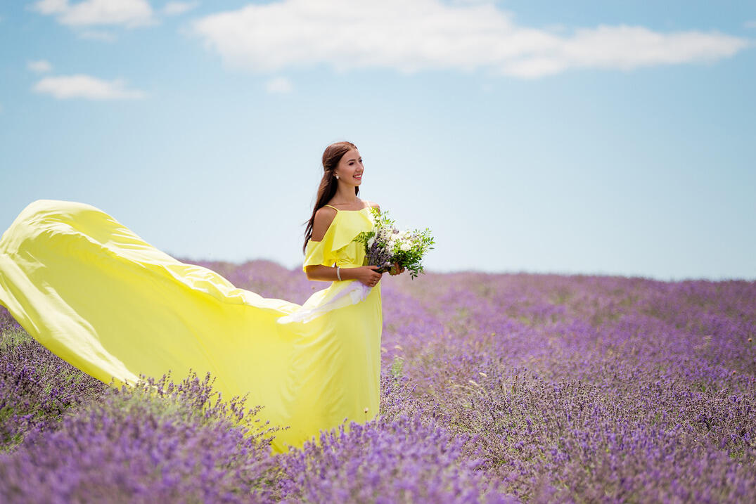 Душа провансу. Желтое платье в лаванде. Девушка в желтом платье в лавандовом поле. Фотосессия в лаванде в желтом платье. Девушка в лавандовом поле со спины.