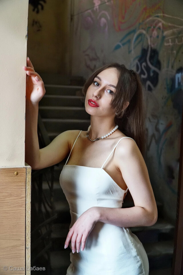 Поэтесса из повести мне на руки бессовестно Уронила и тянется - к сердцу милая разница И такое предчувствие, что уже не отпустит.