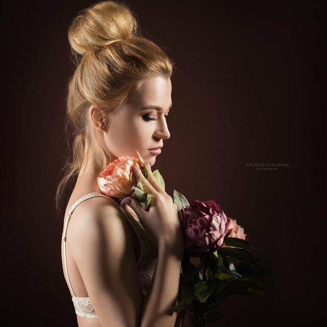 Hairstyle, Shoulder, Beauty, Blond, Lady, Chin, Flower, Dress