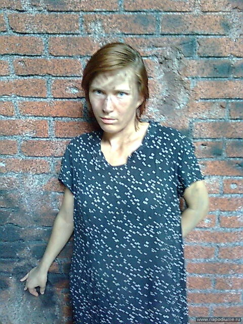 У стены.