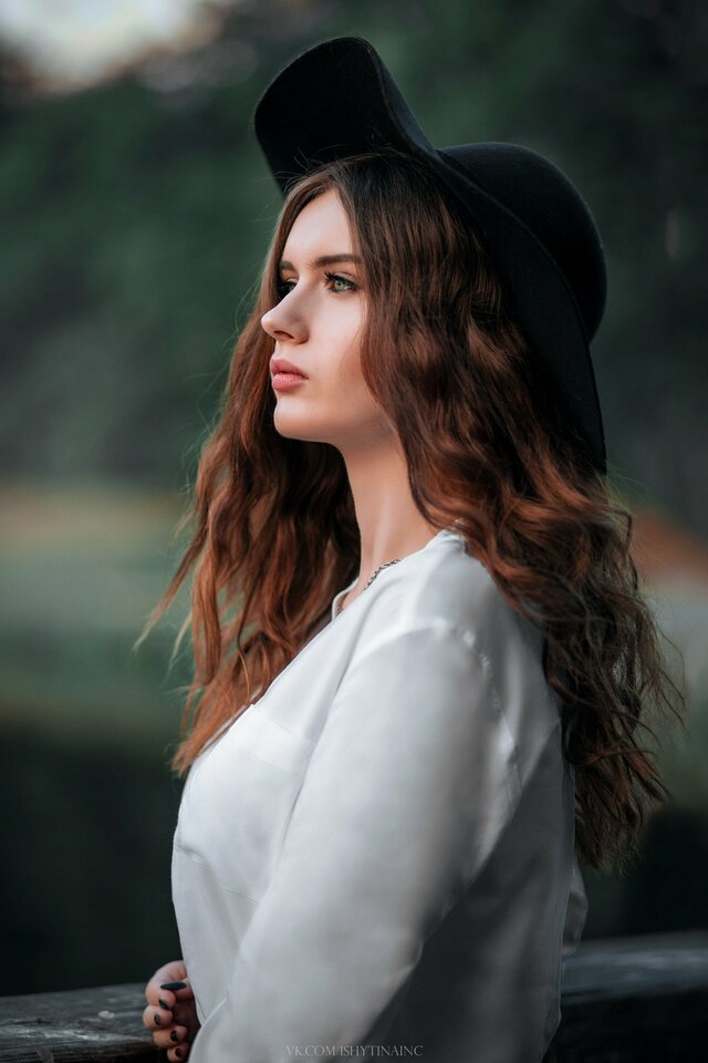 White, Clothing, Beauty, Lady, Hairstyle, Lip, Long hair, Hat, Shoulder