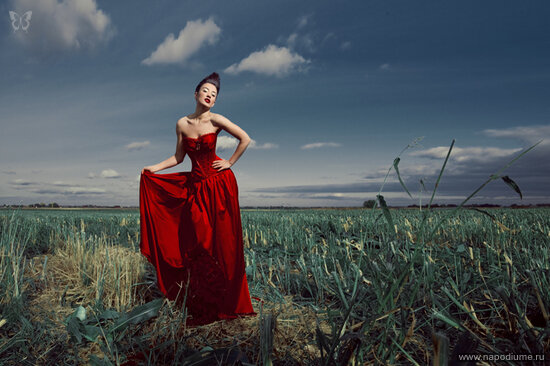 певица,  Вика,  Виктория Дайнеко,  звезда,  красный,  небо,  поле,  кукуруза,  Fashion,  контраст