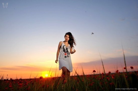 природа, красота, маки, закат, девушка,  нежность, романтика, одиночество, кучерявые волосы