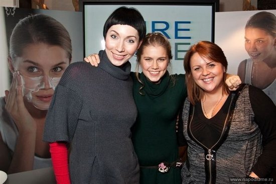 Света(визаж),Даша и я. На фоне рекламных баннеров(PURE ZONE/Loreal Paris)