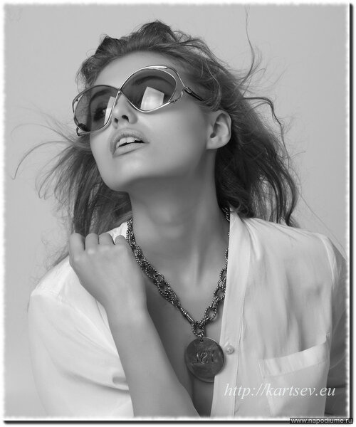 Eyewear, Sunglasses, Glasses, Beauty, Cool, Black-and-white, Vision care, Lady