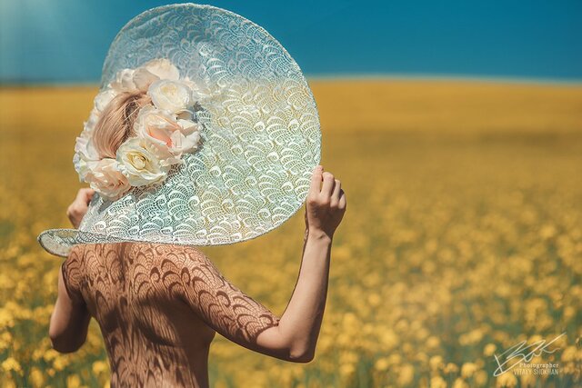 девушка красивая поле рапс жёлтое голубое шляпа спинка топлесс солнце свет ретушь обработка обучение модель