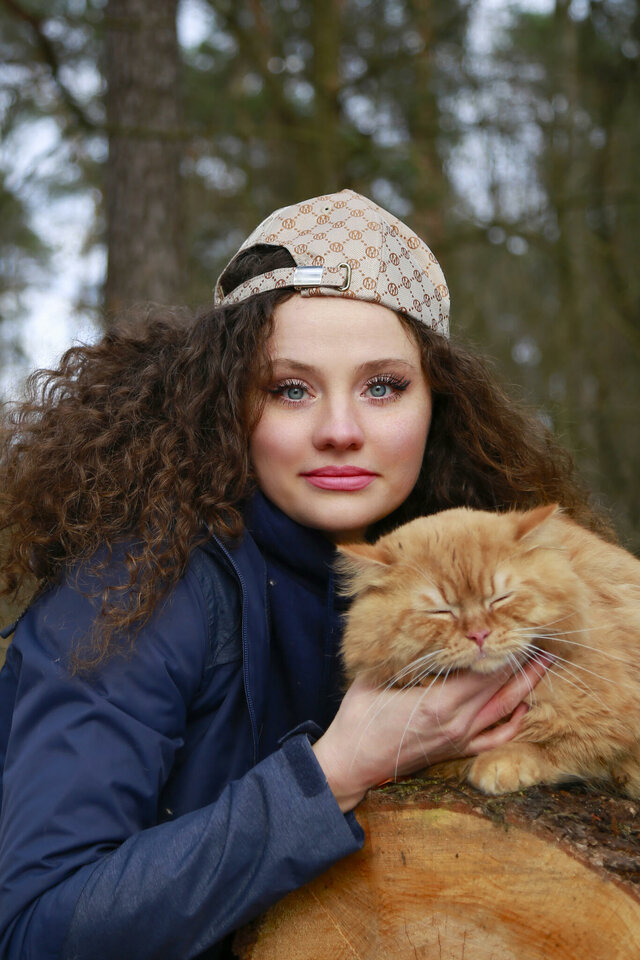 Нина с кошкой в лесу