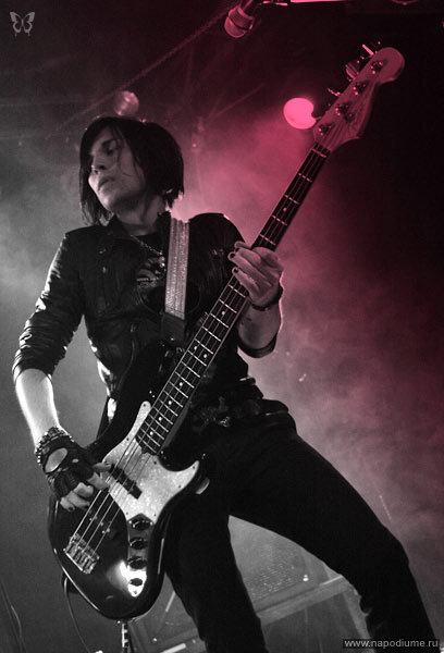 Stage, Bass
