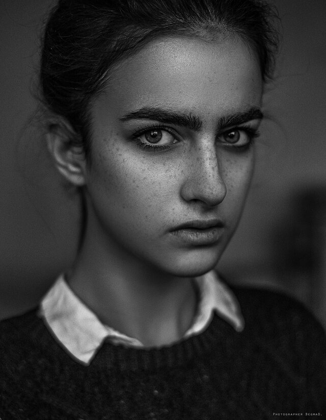 Face, Eyebrow, Hairstyle, Beauty, Head, Chin, Black-and-white