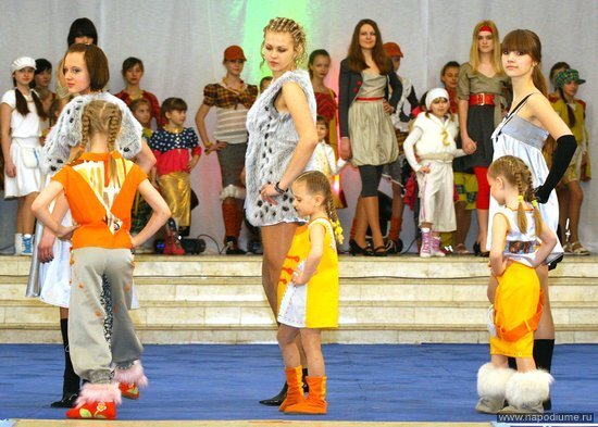 50 человек на одном подиуме. дети и взрослые. 2009г.