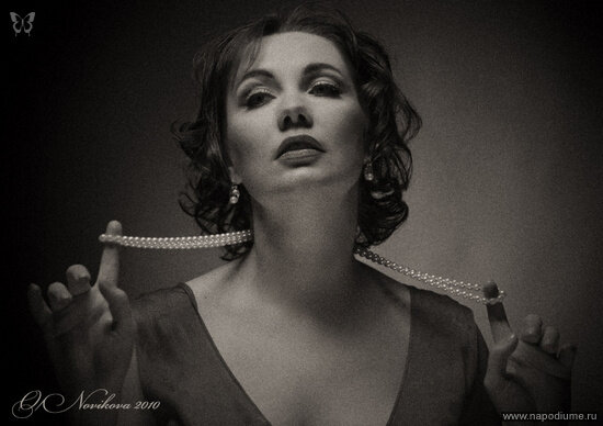 визажист Елена Белова
http://napodiume.ru/profile/1148