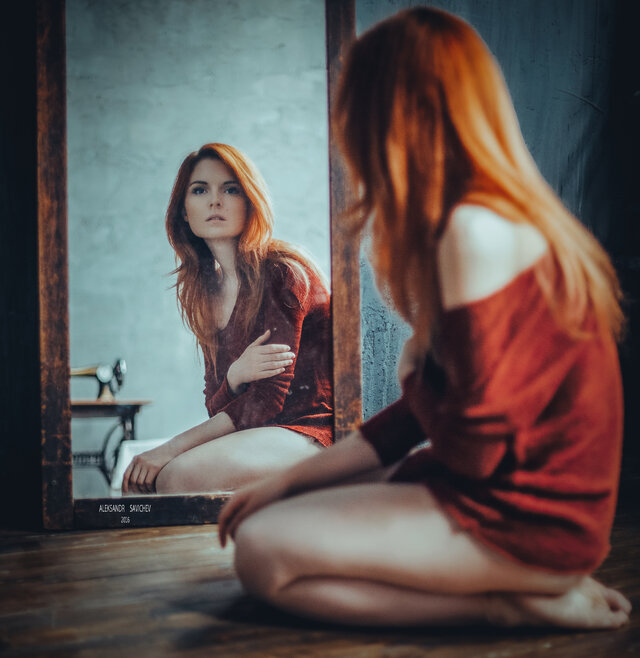 Красота, Ноги, Длинные волосы, Сидит, Каштановые волосы, Рыжие волосы, Тело, Улыбка