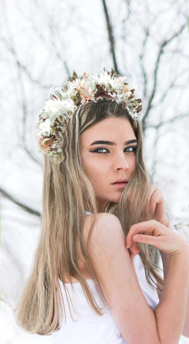 Headpiece, Hair accessory, Hairstyle, Clothing, Beauty, Crown, Long hair, Blond, Fashion accessory