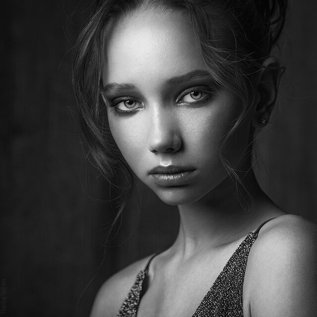Face, Lip, Beauty, Eyebrow, Model, Hairstyle, Black-and-white
