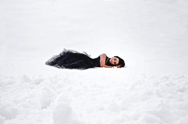 девушка, зима, снег, черное платье, портрет, женский портрет