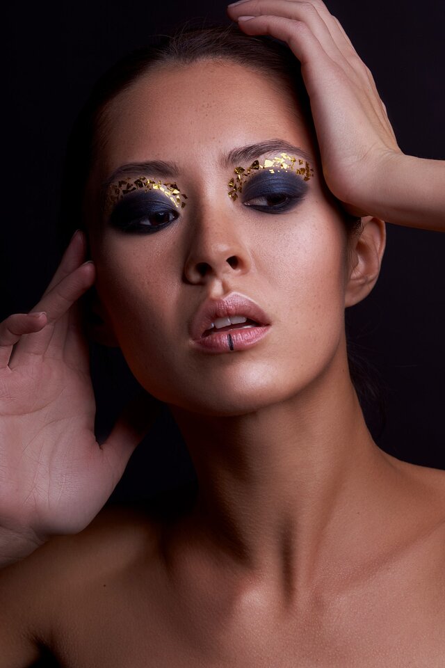 PHOTO: НАТАША ВЫСОЦКАЯ MUA: МАРИНА ЛЯПИНА