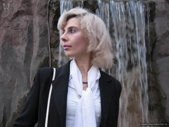 Анфас на фоне струящейся воды...