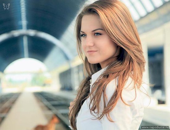 портрет,  девушка,  на железнодорожном вокзале