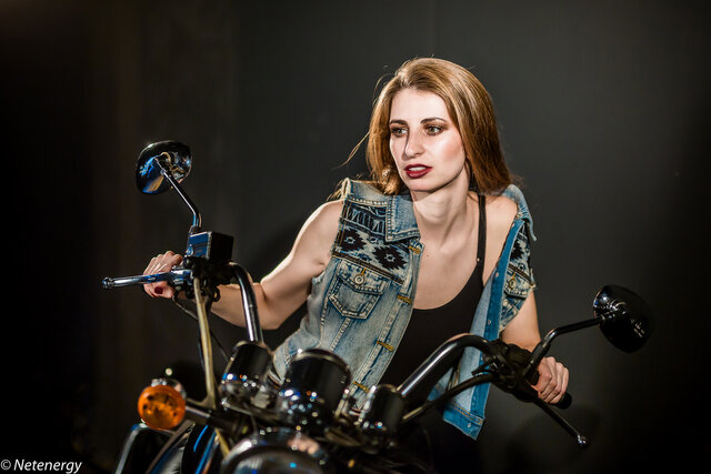 Портрет девушки на мотоцикле