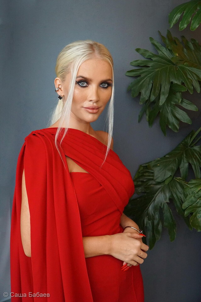 В красном платье... В пожаре заката вечером ясным