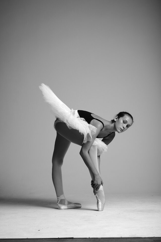 Athletic dance move, White, Dancer, Choreography, Dance, Ballet dancer, Performing arts, Modern dance, Black-and-white, Ballet