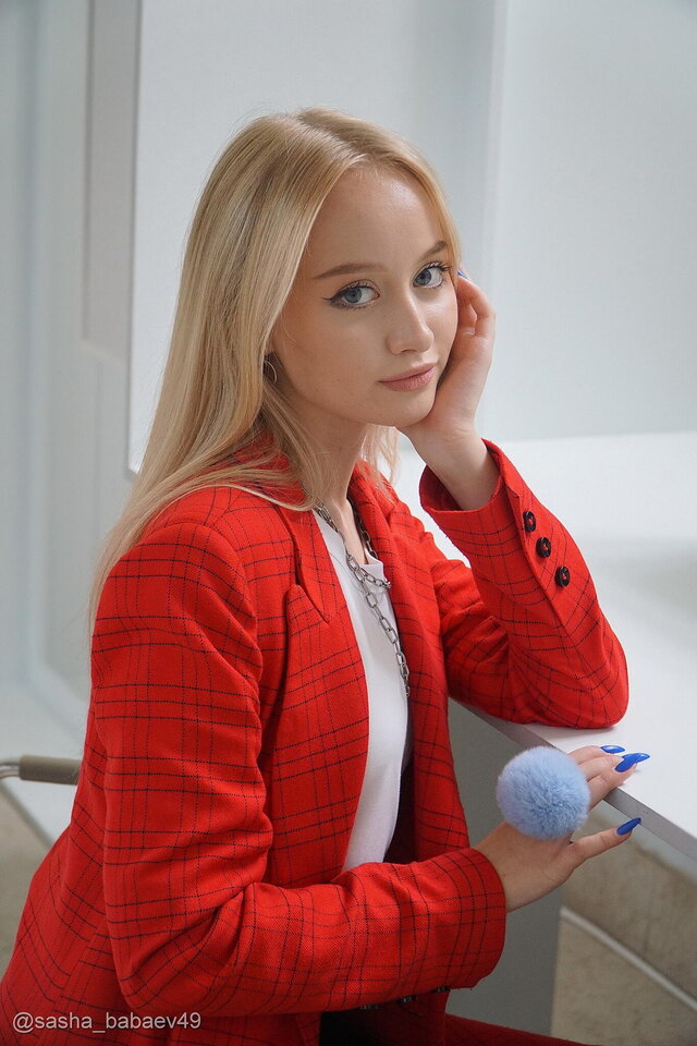 Взять бы тебя за руку, не могу, не могу В твоих глазах сегодня утону, утону
