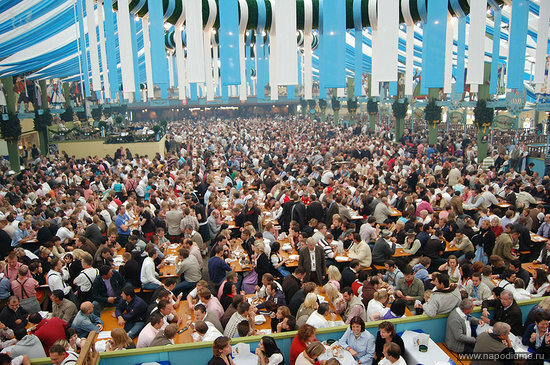 "Октобэрфест" - знаменитый мюнхенский праздник пива.